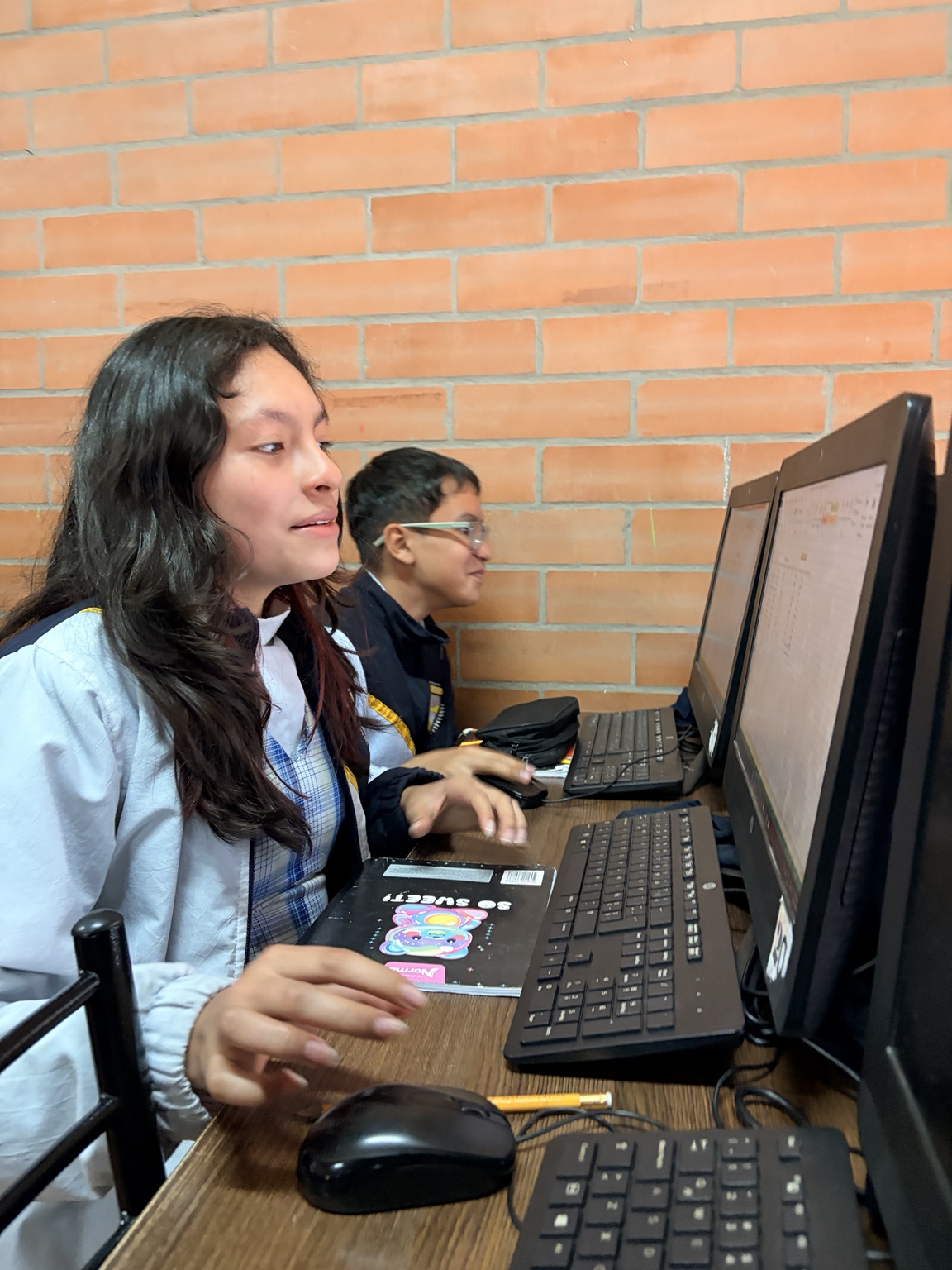 Estudiante usando tecnología en clase