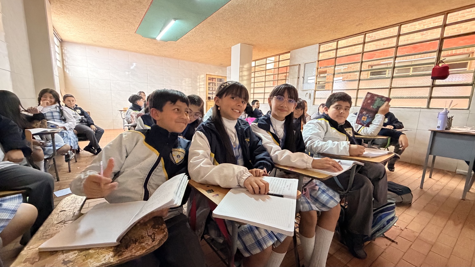 Estudiantes trabajando en clase